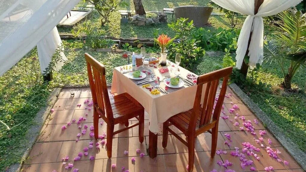 Bữa tối lãng mạn bên vườn