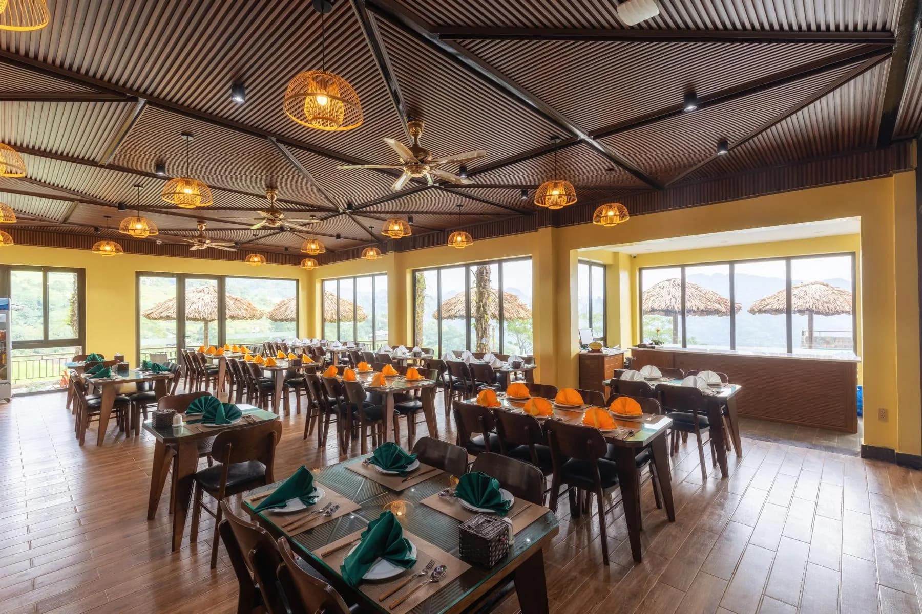 Buffet sáng & ẩm thực bản địa