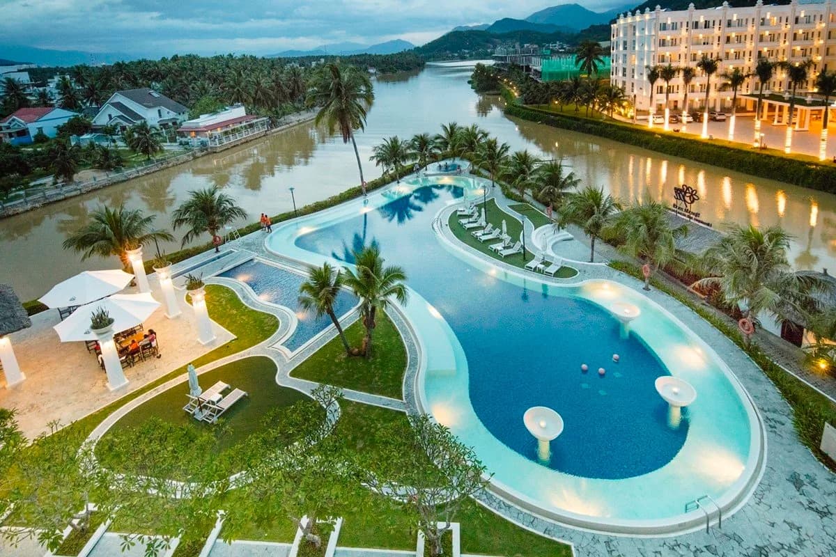 Hai bể bơi ngoài trời lớn nhất trung tâm