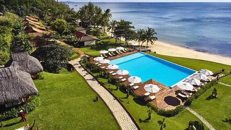 Bể bơi vô cực bên vịnh