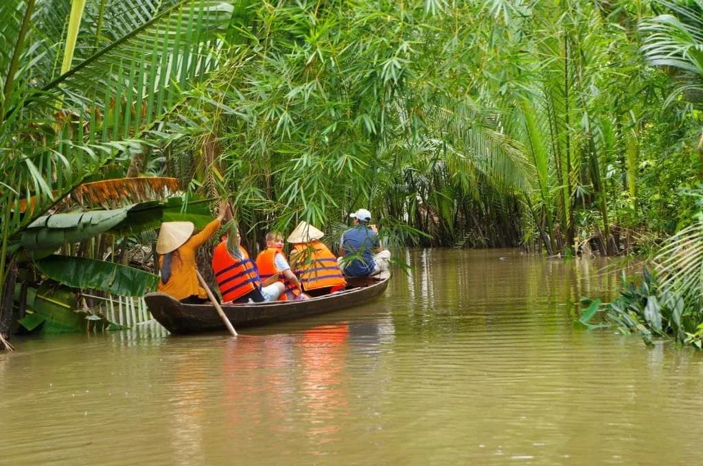 Chèo xuồng ba lá len rạch dừa