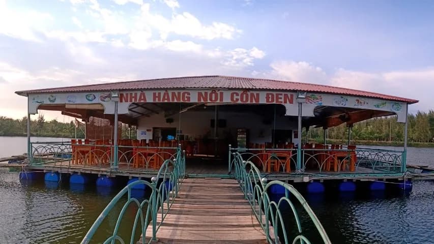 Nhà hàng nổi trên hồ