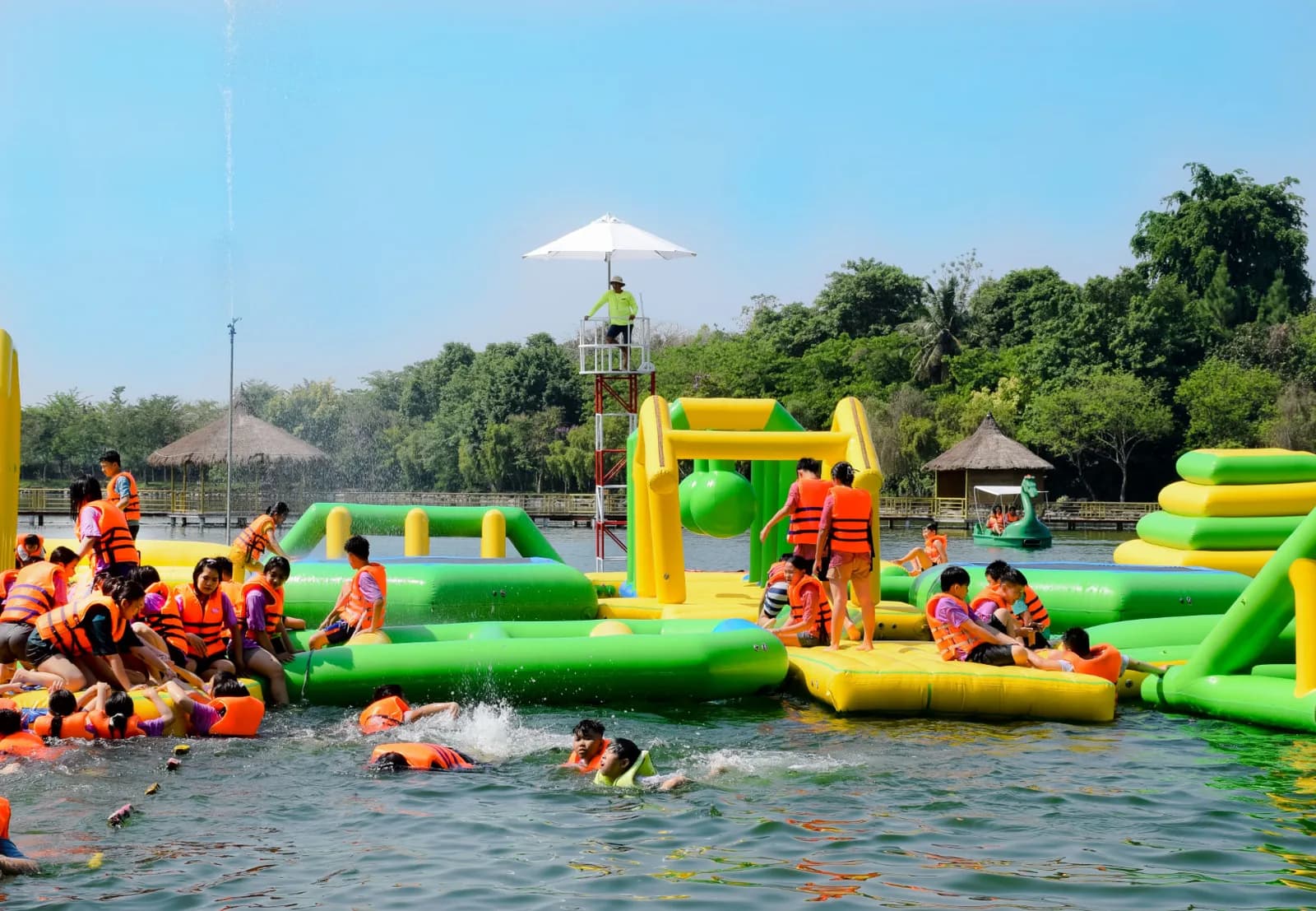 Công viên nước phao nổi