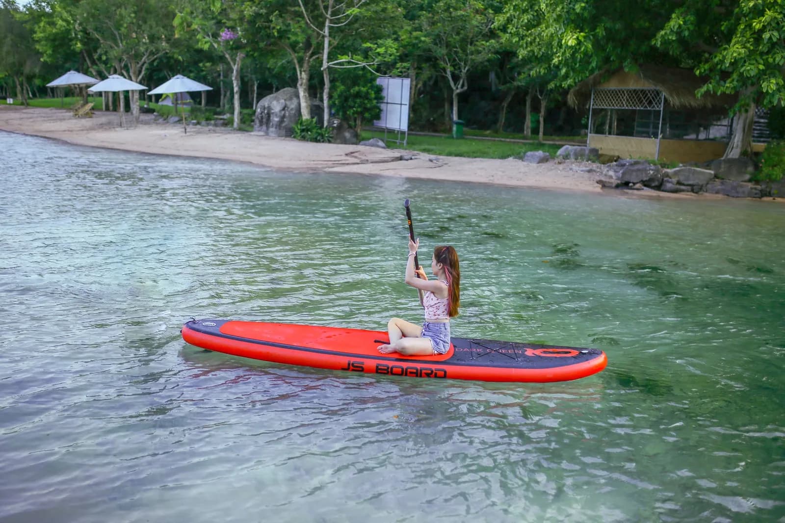 Chèo SUP trên hồ ngọc