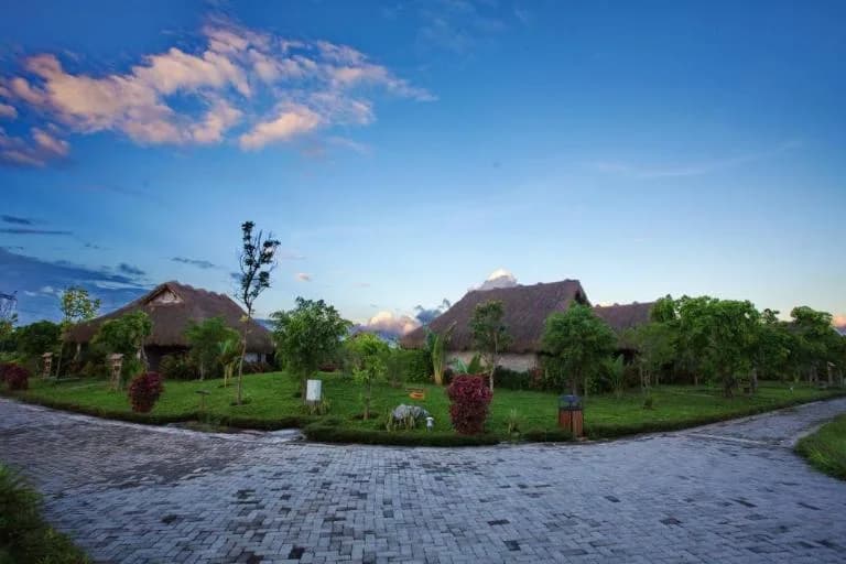 Nhà sàn nghỉ dưỡng bên hồ