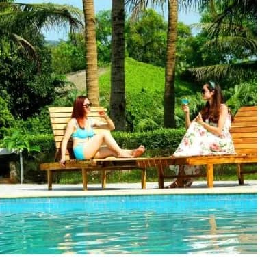 Bể bơi khoáng nóng ngoài trời