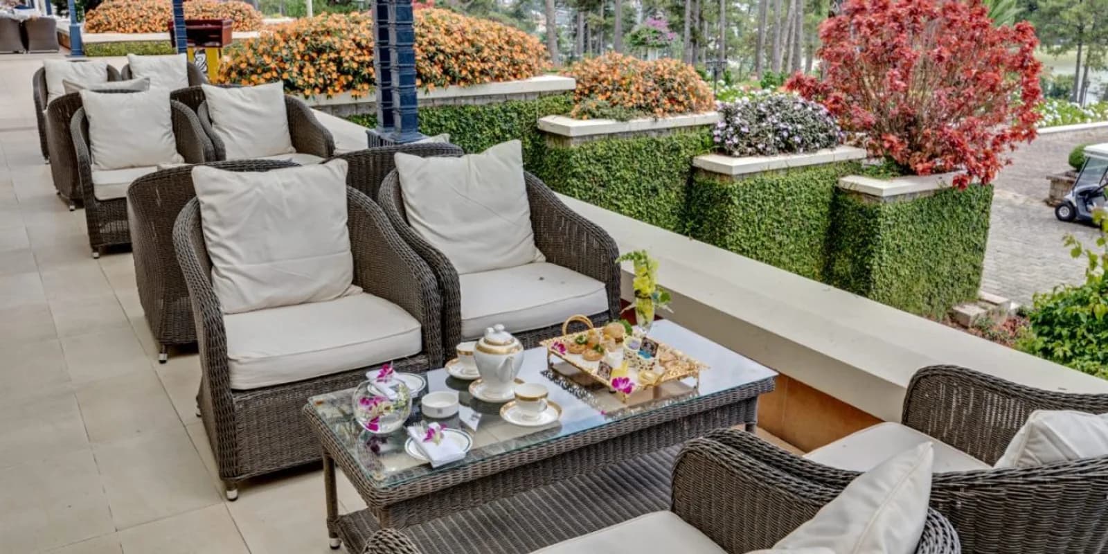 Café Terrace hướng hồ