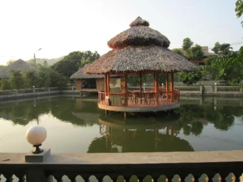 Thủy đình giữa hồ Núi Cốc