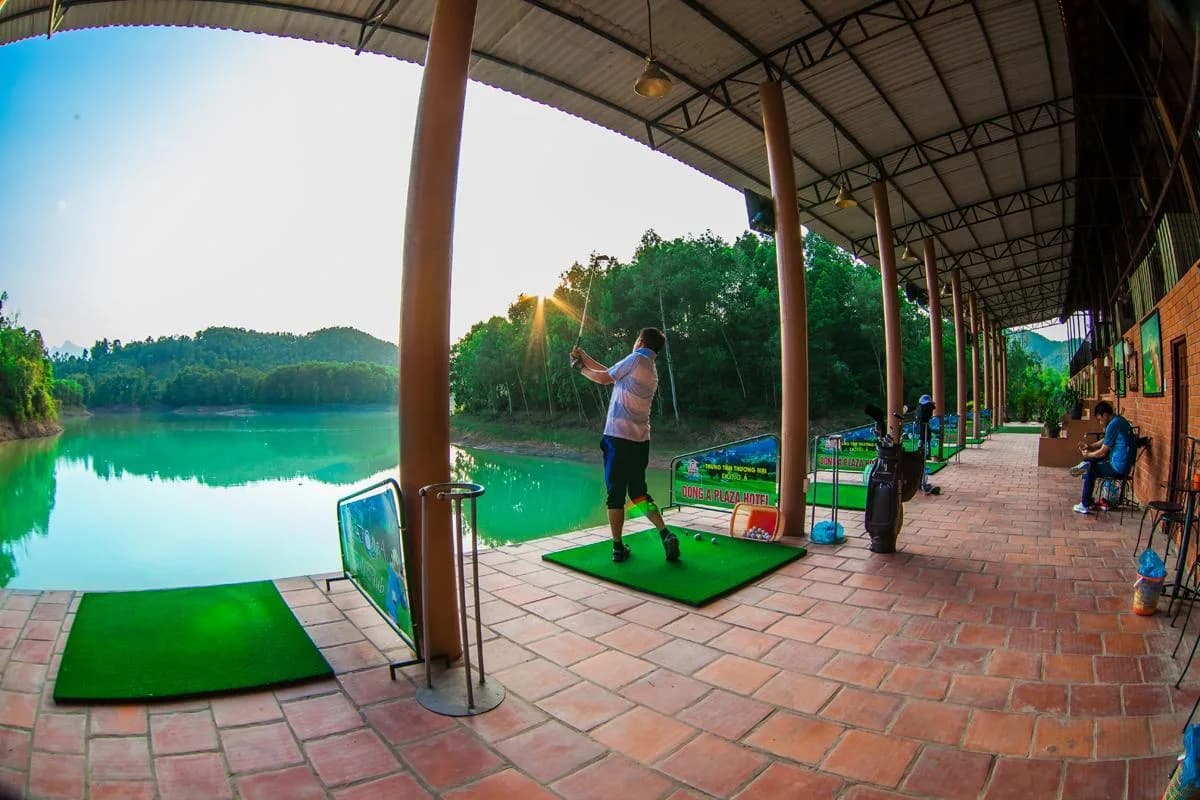 Sân tập golf hướng hồ