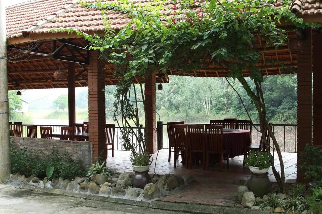 Nhà hàng sân vườn bên hồ