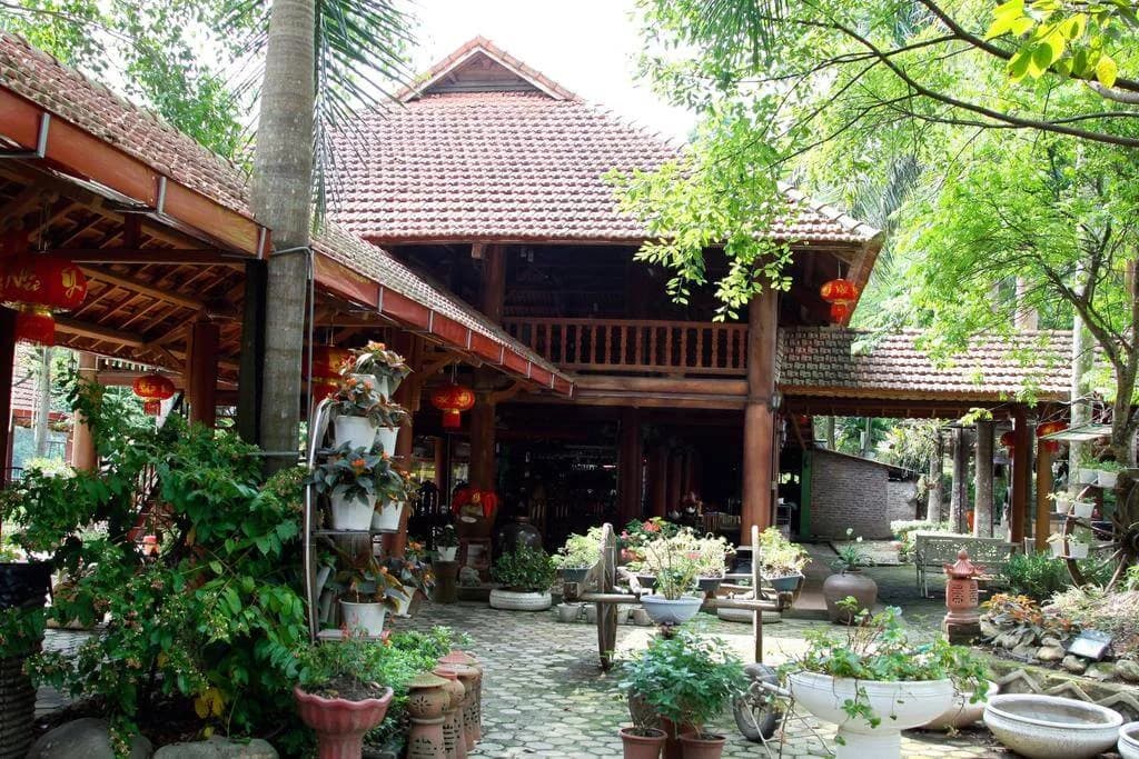 Khu vườn nhà sàn truyền thống