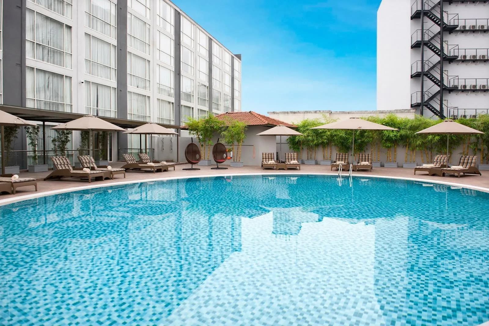 Hồ bơi ngoài trời trên cao