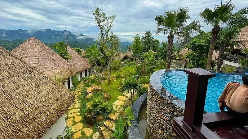 Bể bơi vô cực giữa mây núi