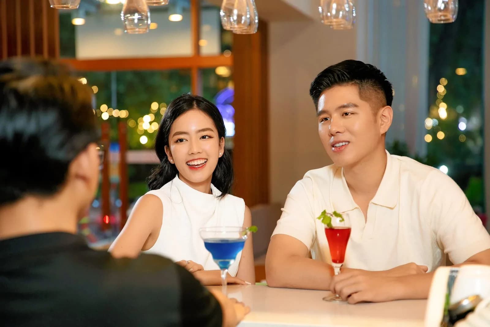 Chào Bar bên hồ