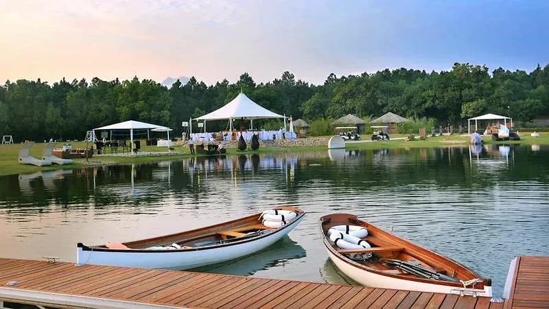 Chèo thuyền trên hồ Đại Lải