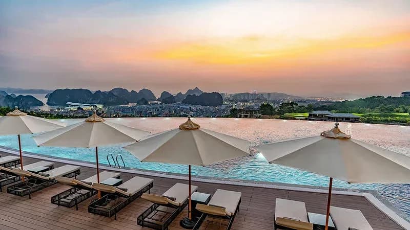 Bể bơi vô cực trên đỉnh đồi