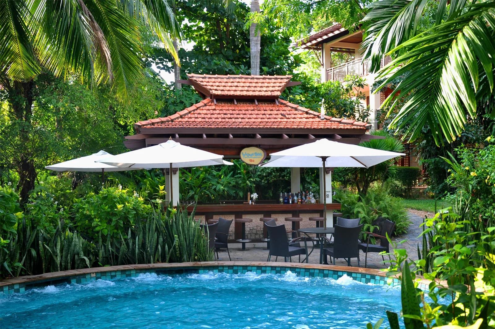 Lagoon Bar bên hồ