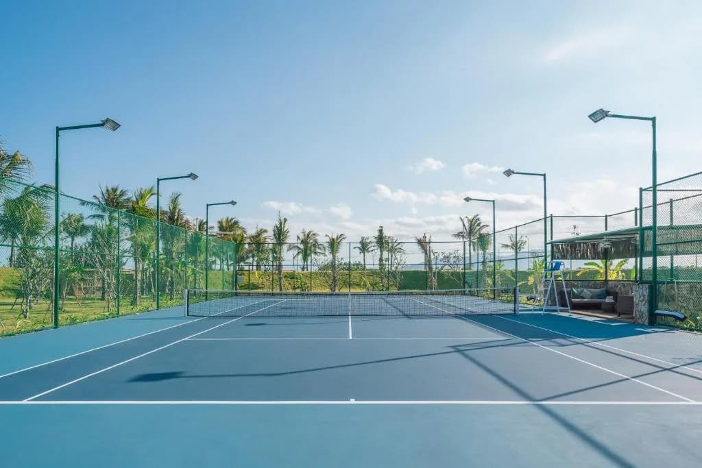 Sân tennis ngoài trời