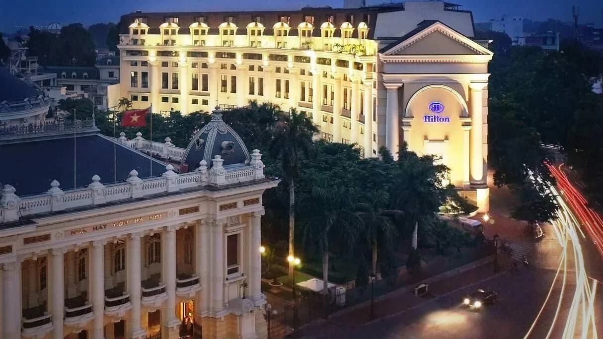 Ngay cạnh Nhà hát Lớn