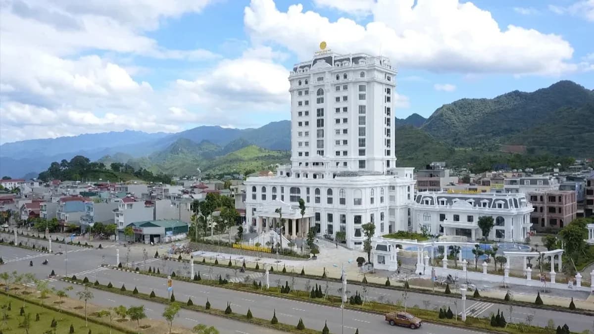 Tựa núi nhìn hồ Thủy Sơn