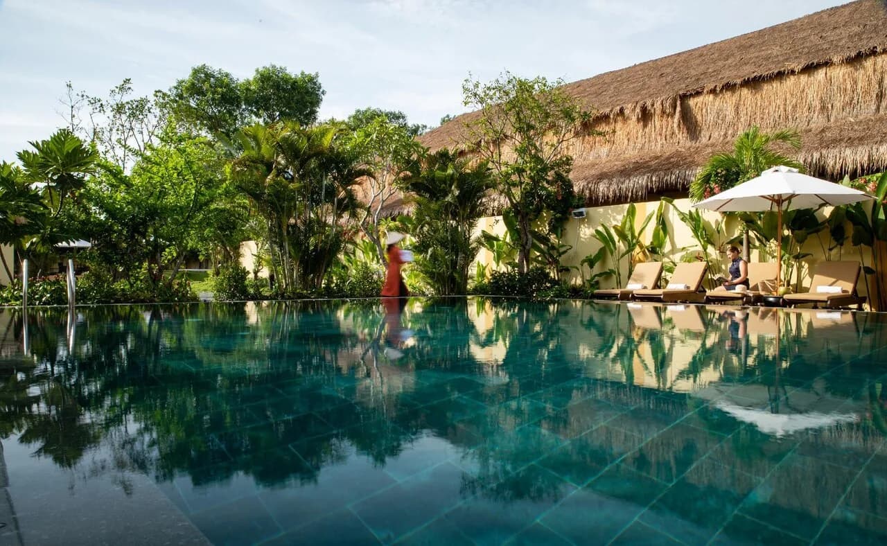 Bể bơi vô cực giữa vườn