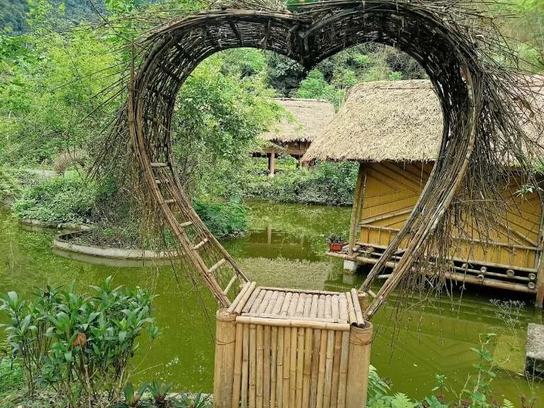 Check-in cầu tre trái tim