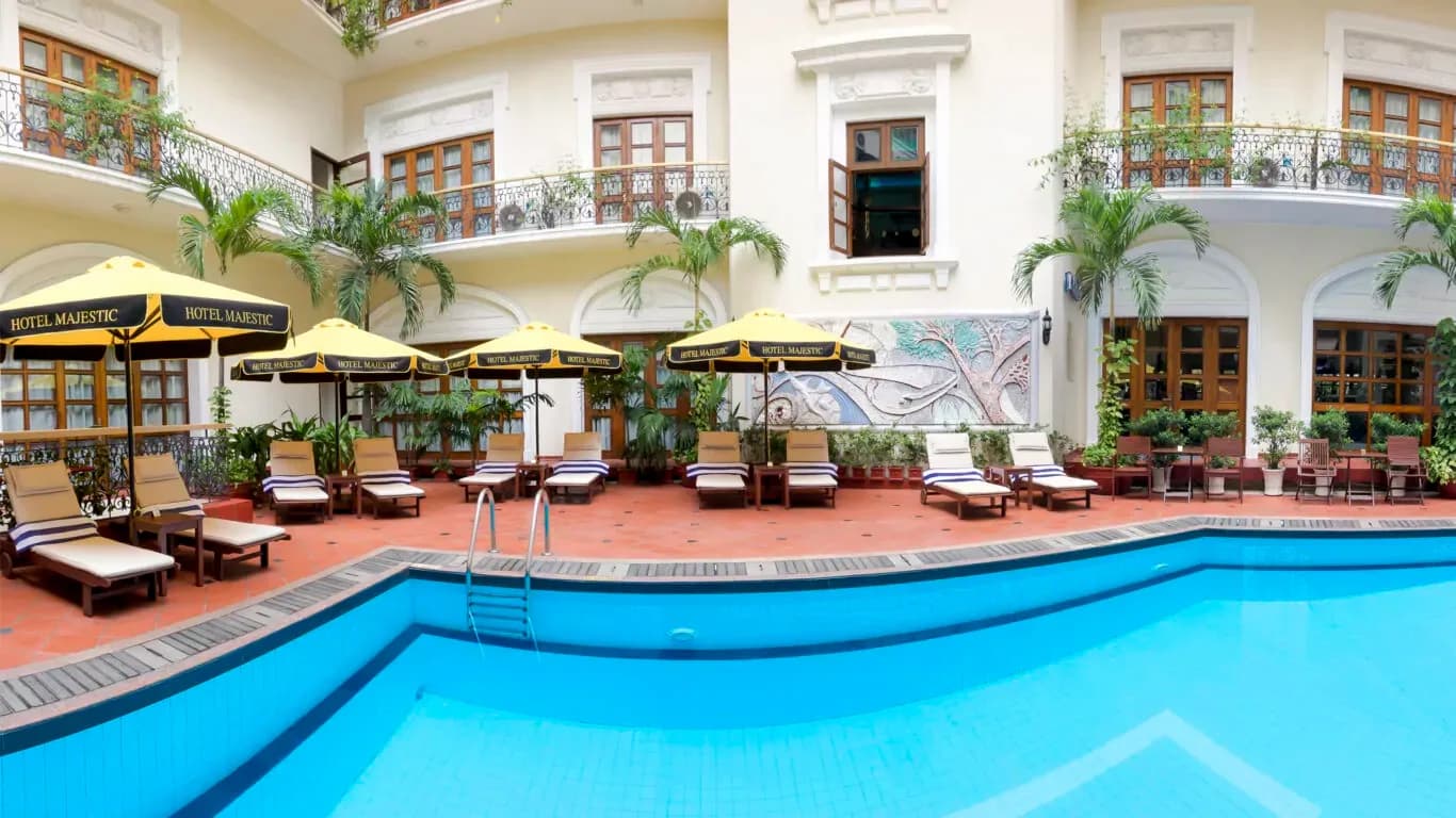 Bể bơi trong lòng khách sạn cổ