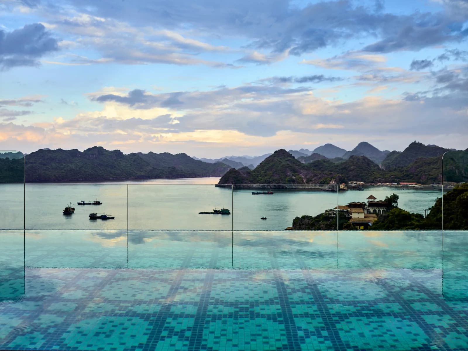 Bể bơi vô cực hướng vịnh