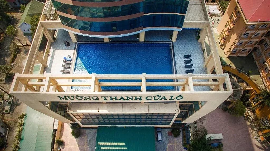 Bể bơi ngoài trời trên cao