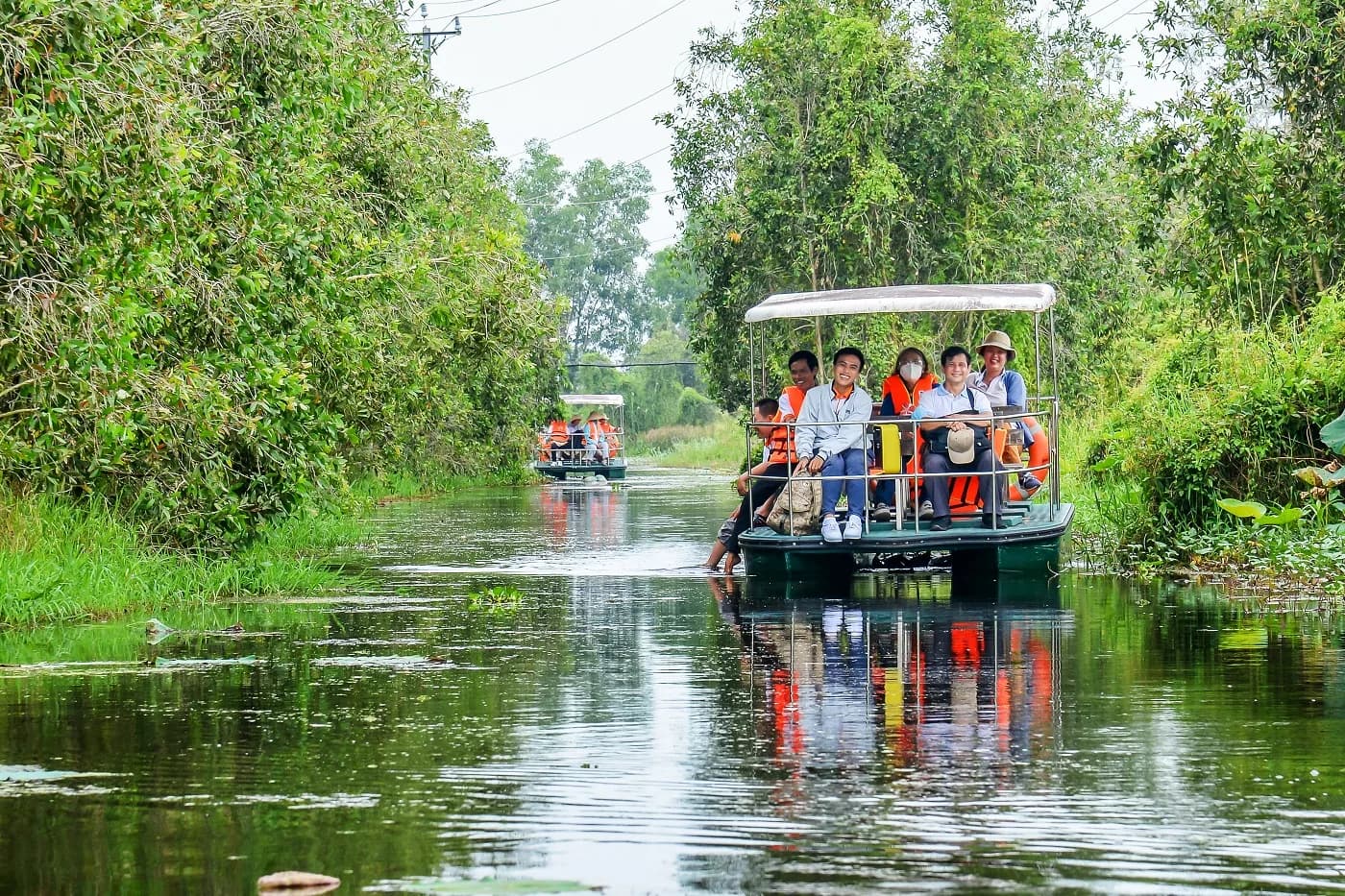 Tàu vỏ lãi dọc sông Rạch Rừng
