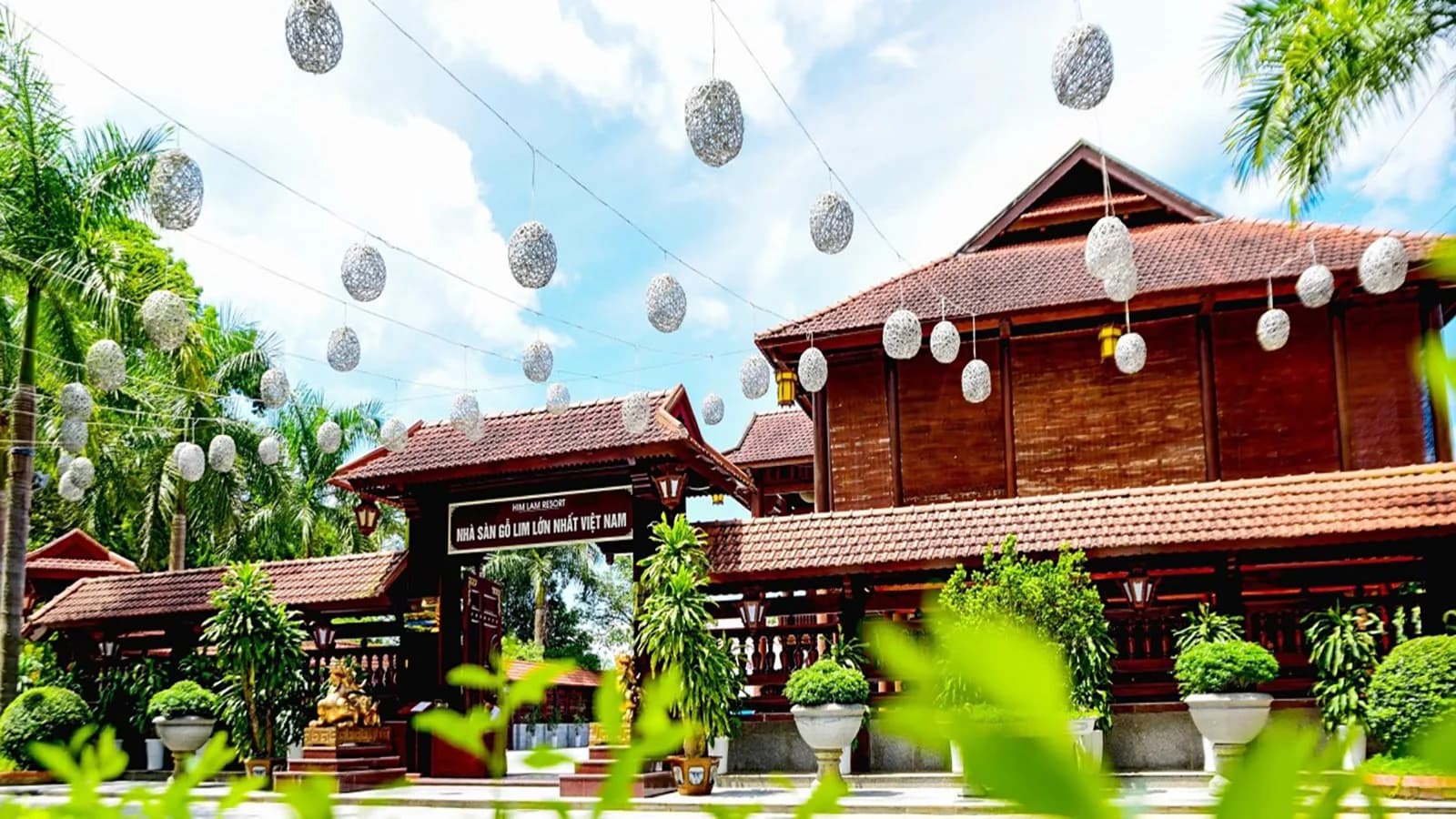 Cổng chào & nhà sàn biểu tượng