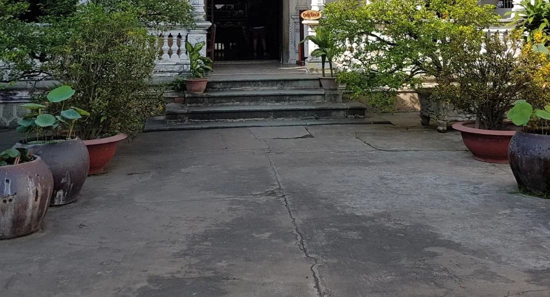 Sân trong tĩnh lặng miệt vườn