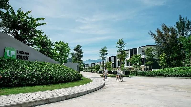 Đạp xe khám phá khuôn viên