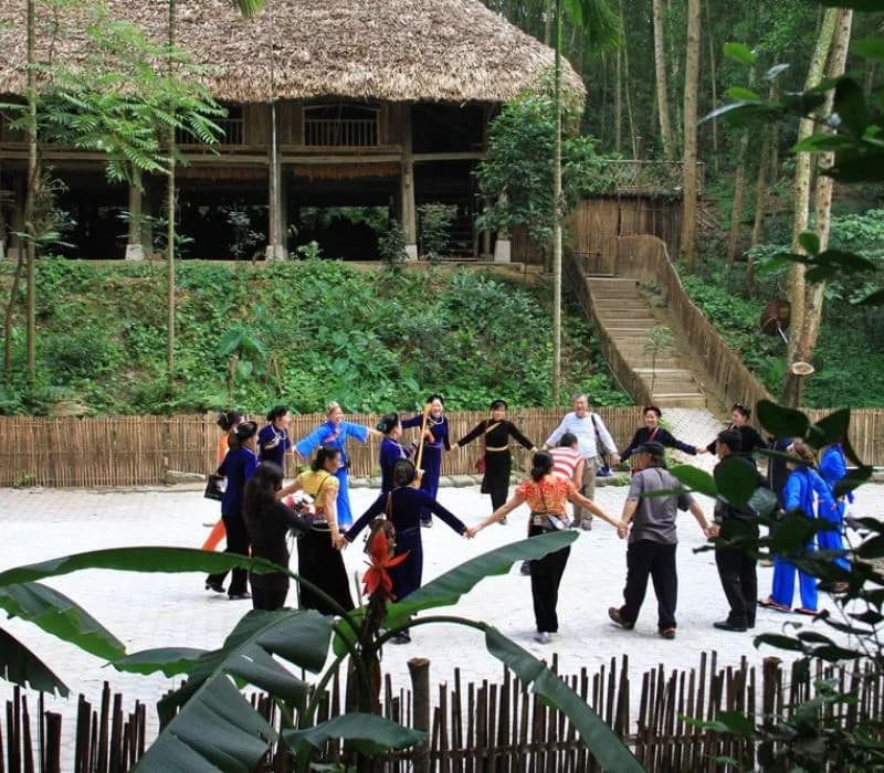 Sân lễ hội & múa dân gian