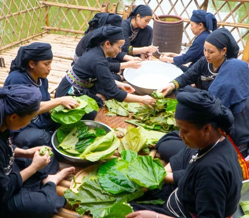 Bếp bản & gói bánh truyền thống
