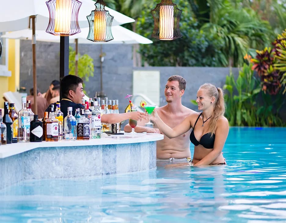 Hồ bơi nắng vàng & Swim-up Bar