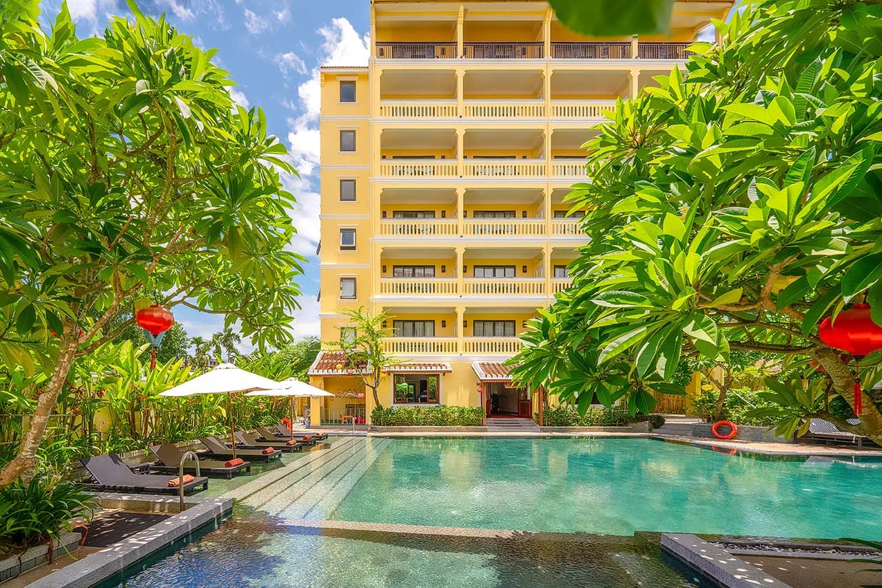 Bể bơi xanh giữa lòng phố cổ