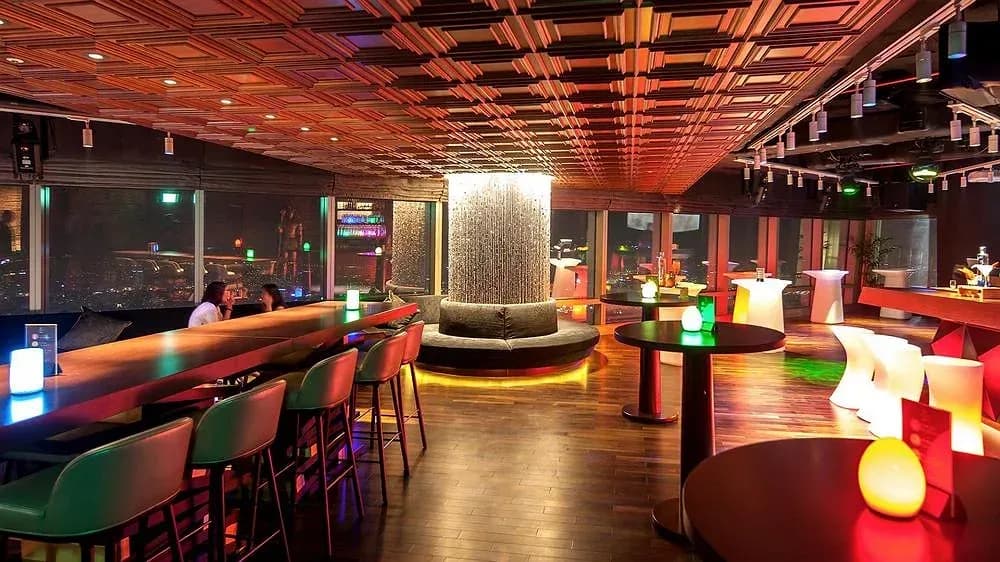 Sky Bar sôi động về đêm