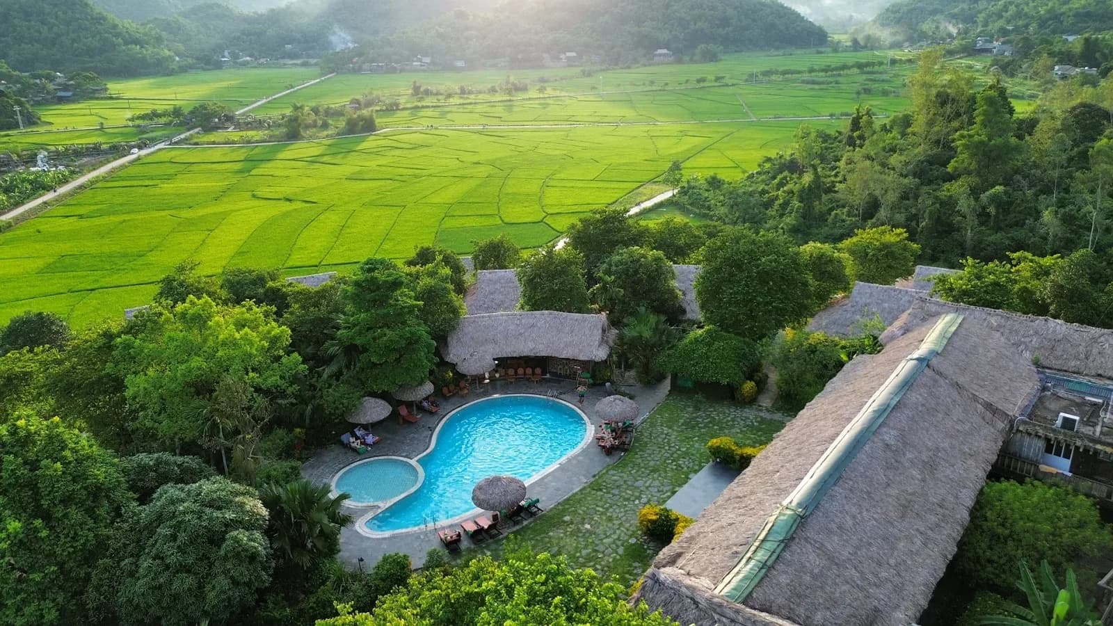 Bể bơi ngoài trời nhìn núi