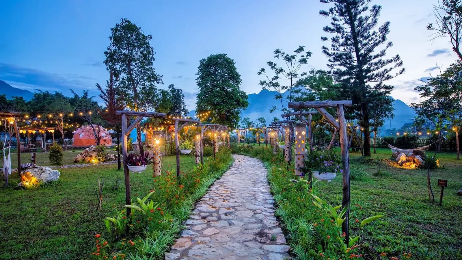 Con đường đá ánh đèn trong vườn