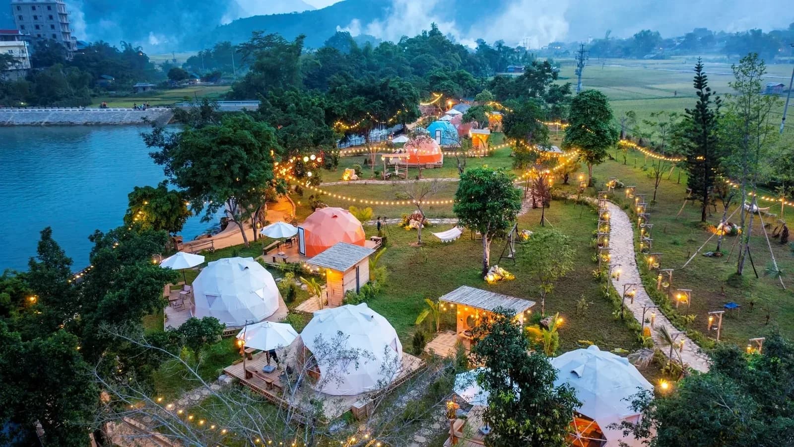 Đêm glamping lung linh bên hồ