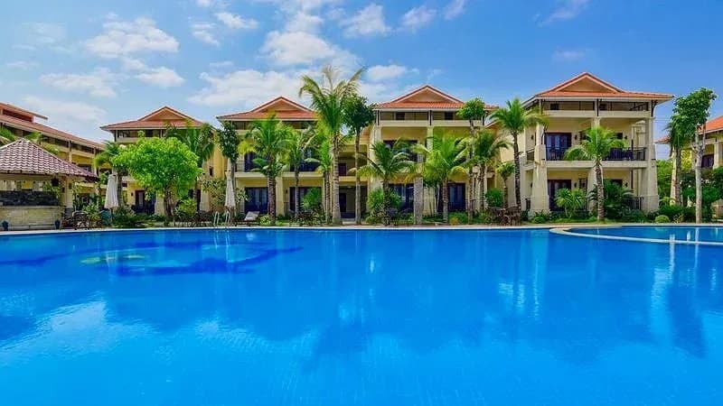 Hồ bơi ngoài trời giữa khuôn viên xanh