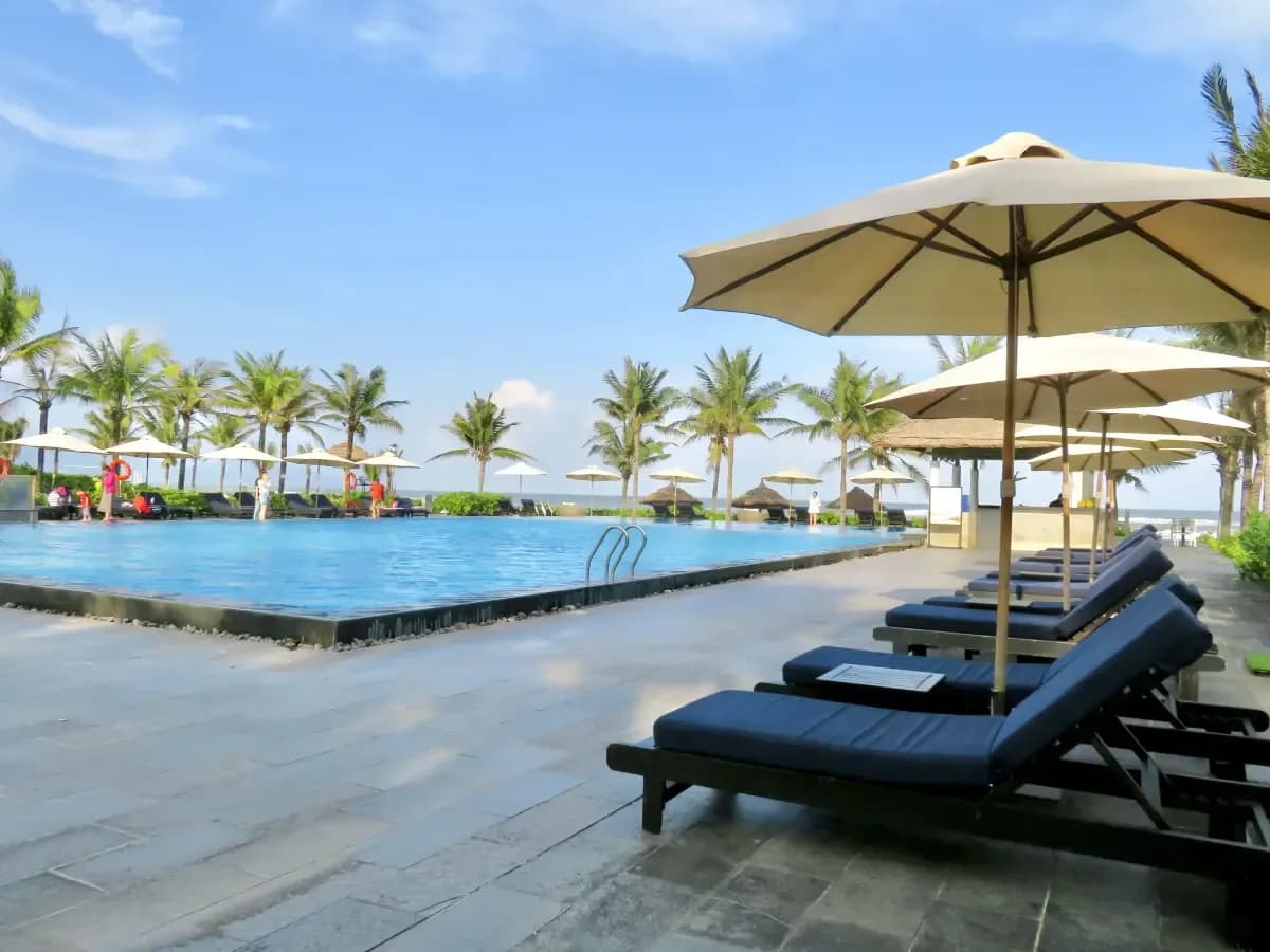Bể bơi vô cực bên biển