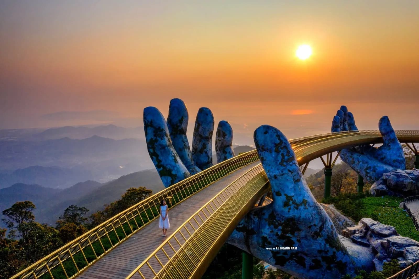 Cầu Vàng lúc bình minh