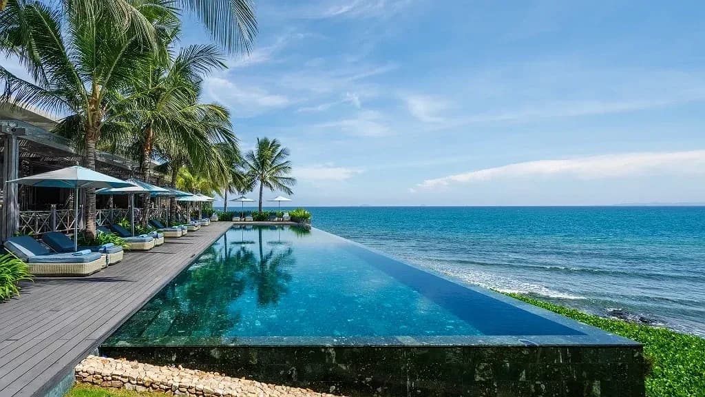 Hồ bơi vô cực ôm biển