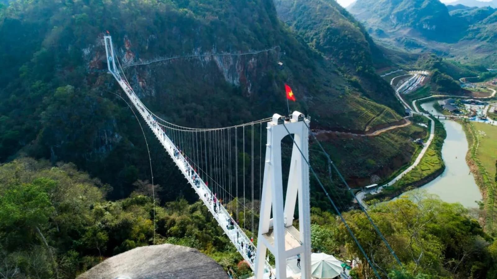 Cầu kính Bạch Long kỷ lục