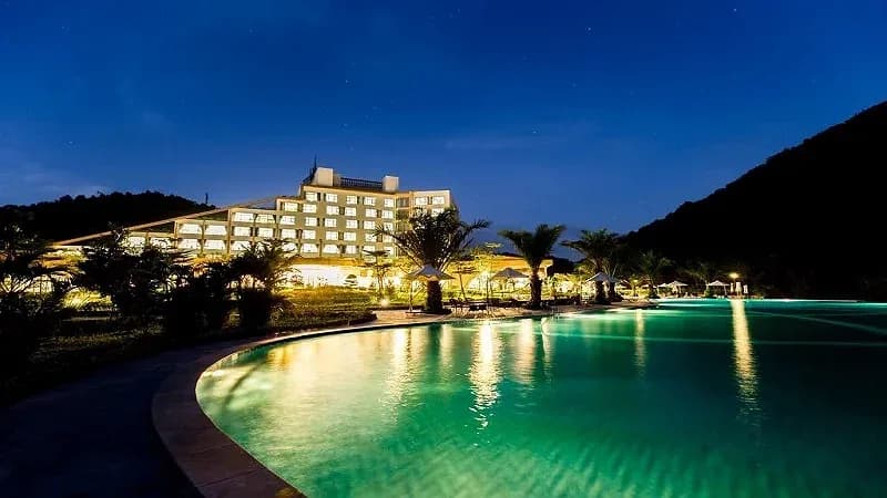 Bể bơi ngoài trời view hồ