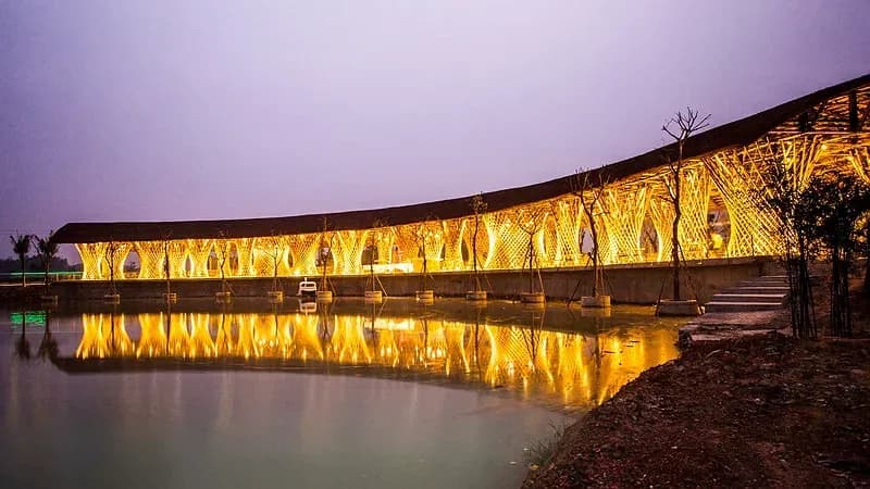 Đường dạo ven hồ về đêm