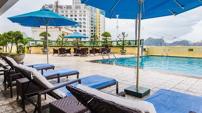 Bể bơi trên cao ngắm vịnh