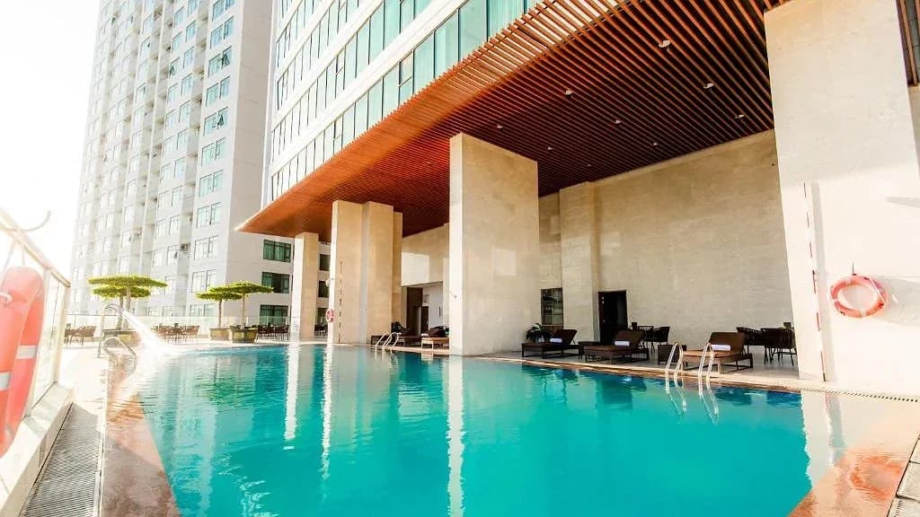 Hồ bơi ngoài trời thoáng đãng